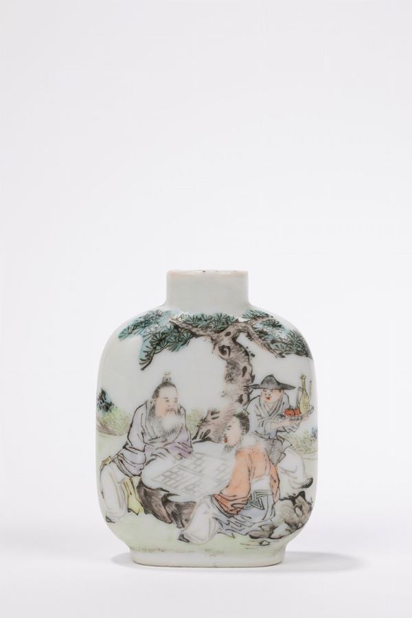 A QIANJIANGCAI PORCELAIN SNUFF BOTTLE SIGNED BY HONG BUYU