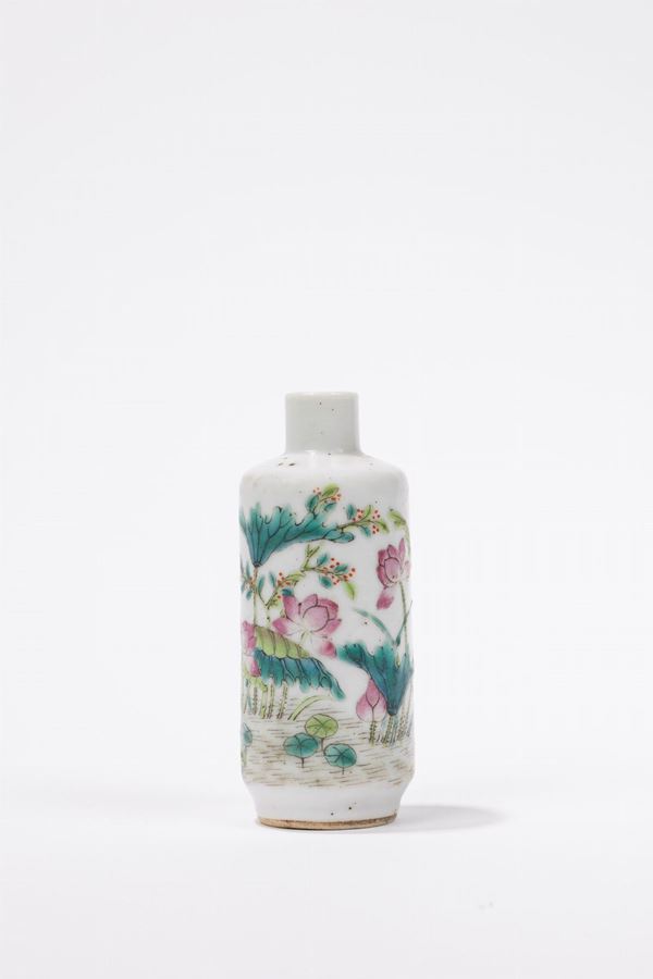 A FAMILLE ROSE PORCELAIN SNUFF BOTTLE