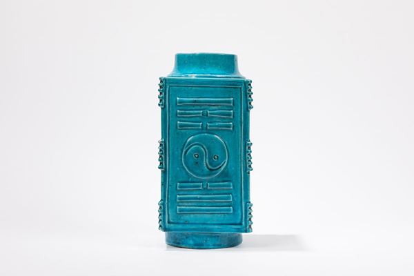A TURQUOISE PORCELAIN CONG VASE