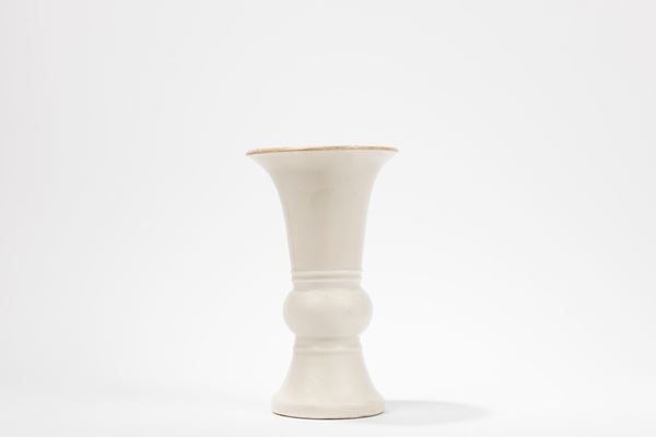 A DEHUA PORCELAIN VASE 
