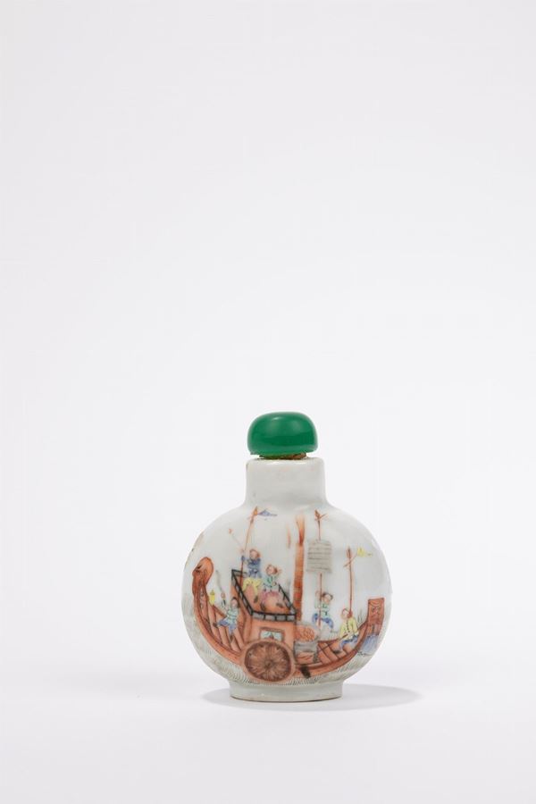 A FAMILLE ROSE PORCELAIN SNUFF BOTTLE