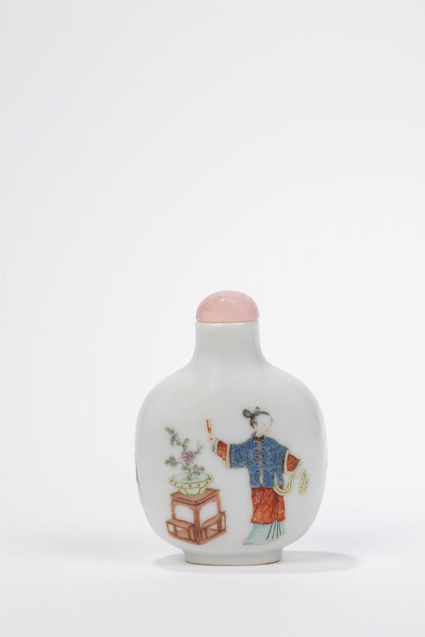 A FAMILLE ROSE PORCELAIN SNUFF BOTTLE