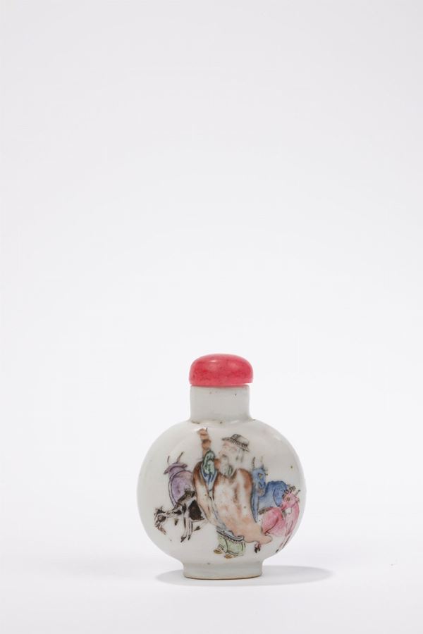A FAMILLE ROSE PORCELAIN SNUFF BOTTLE