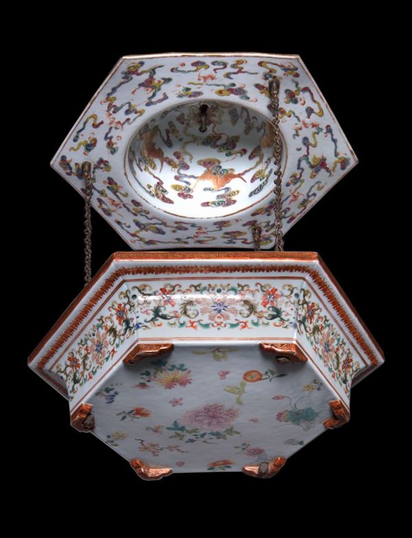  A RARE YANGCAI PORCELAIN PALACE LAMP PROBABLY IMPERIAL