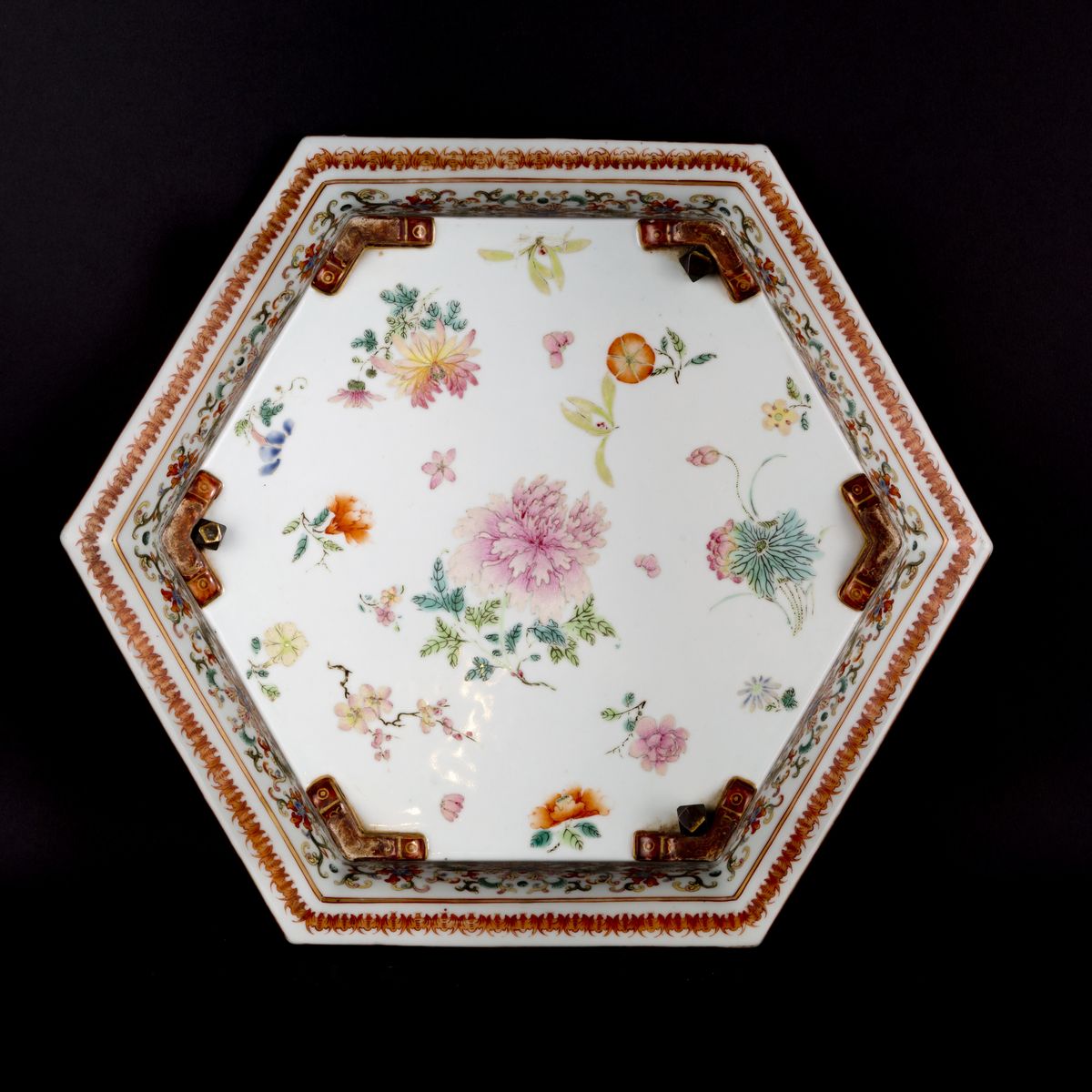 RARA LAMPADA DA PALAZZO IN PORCELLANA YANGCAI PROBABILMENTE IMPERIALE