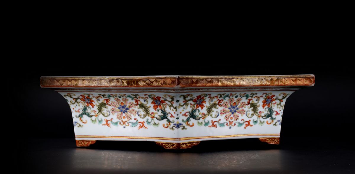 RARA LAMPADA DA PALAZZO IN PORCELLANA YANGCAI PROBABILMENTE IMPERIALE