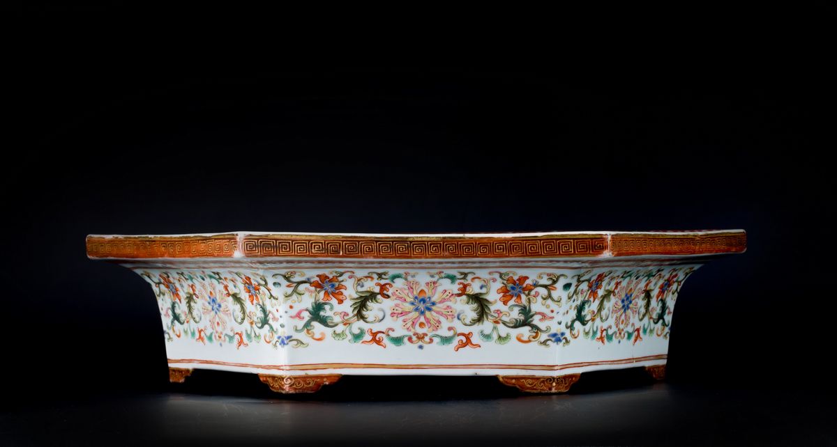 RARA LAMPADA DA PALAZZO IN PORCELLANA YANGCAI PROBABILMENTE IMPERIALE