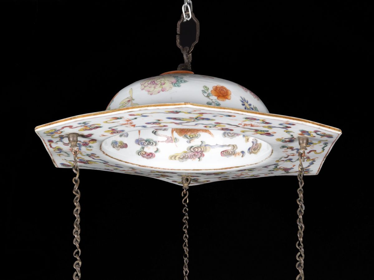 RARA LAMPADA DA PALAZZO IN PORCELLANA YANGCAI PROBABILMENTE IMPERIALE