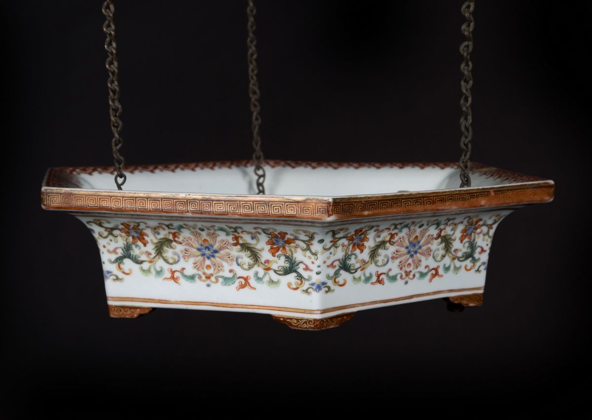 RARA LAMPADA DA PALAZZO IN PORCELLANA YANGCAI PROBABILMENTE IMPERIALE