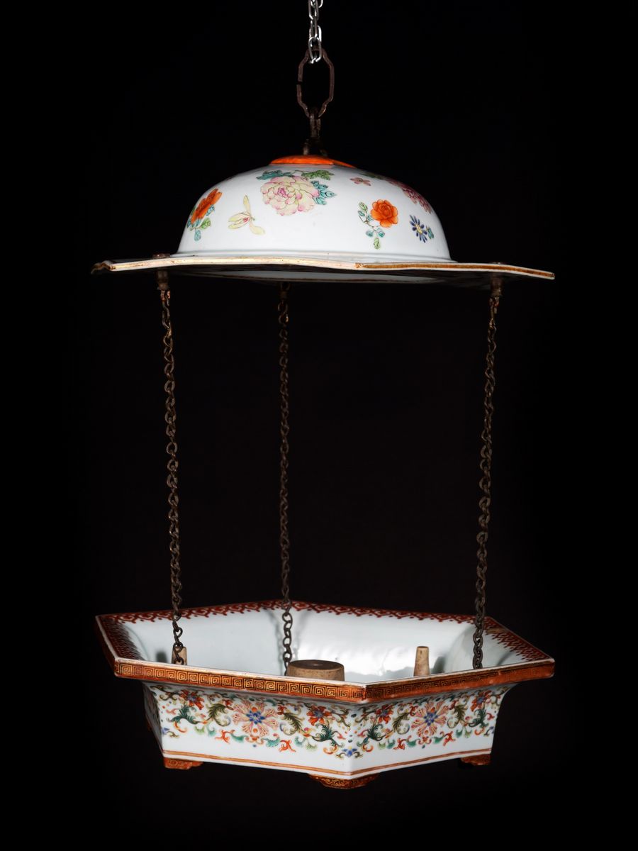 RARA LAMPADA DA PALAZZO IN PORCELLANA YANGCAI PROBABILMENTE IMPERIALE