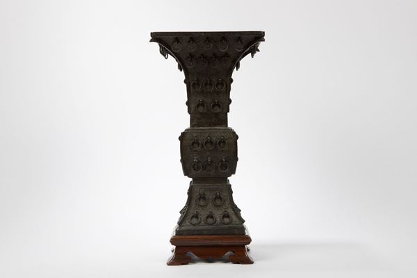 AN ARCHAISTIC GU-SHAPED BRONZE VASE