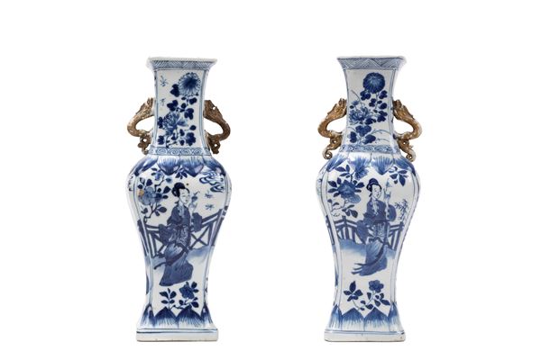 A PAIR OF BLUE AND WHITE PORCELAIN VASES