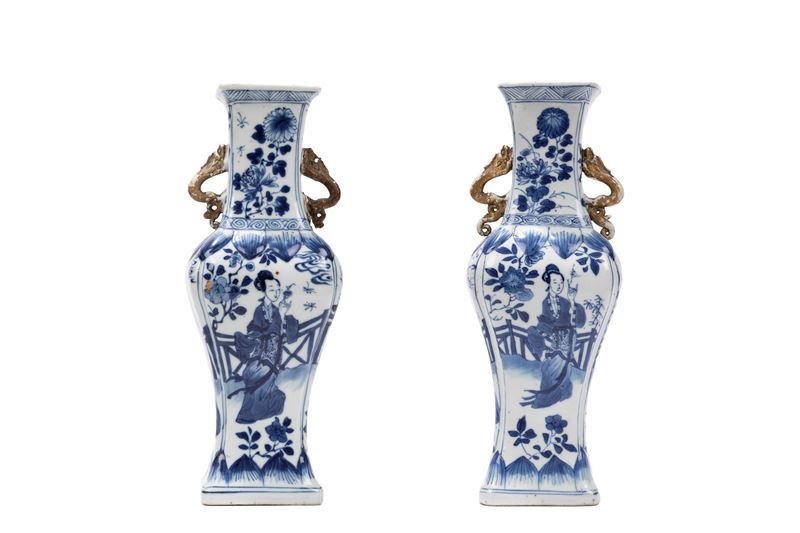 COPPIA DI VASI IN PORCELLANA BIANCA E BLU