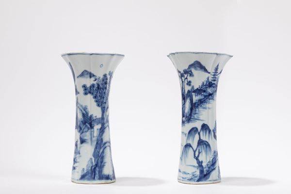 A PAIR OF BLUE AND WHITE VASES