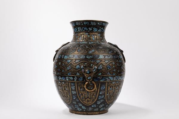 A LARGE PORCELAIN VASE