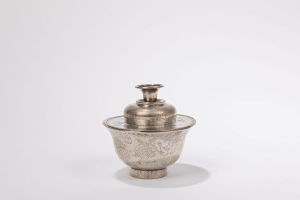 TAZZA CON COPERCHIO IN ARGENTO
