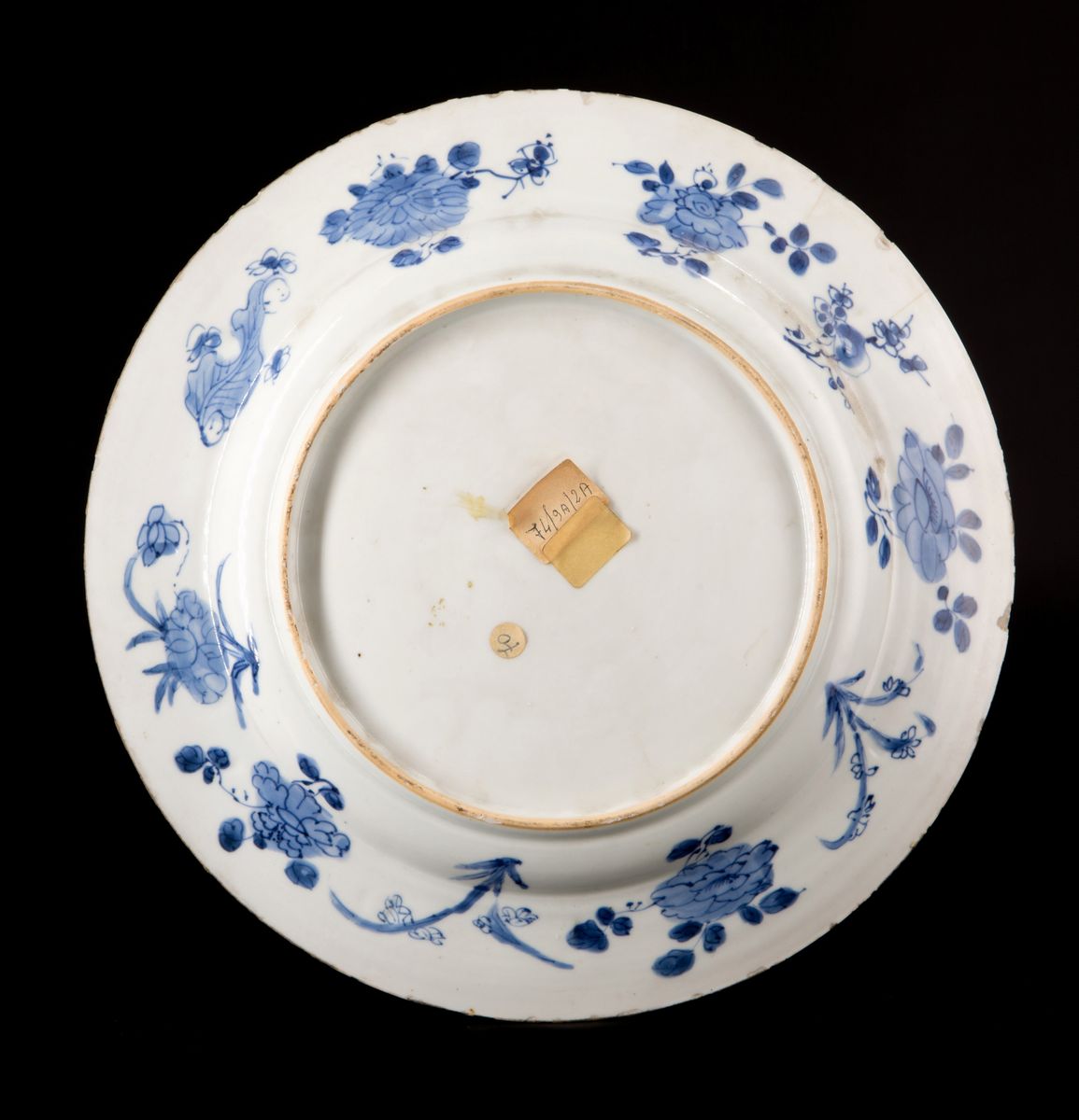 Piatto in porcellana bianca e blu, Cina, dinastia Qing, periodo Kangxi
