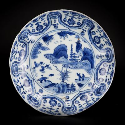 Piatto bianco e blu in porcellana, Cina, dinastia Ming, periodo Wanli (1562-1620)