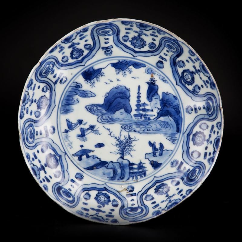Piatto bianco e blu in porcellana, Cina, dinastia Ming, periodo Wanli (1562-1620)