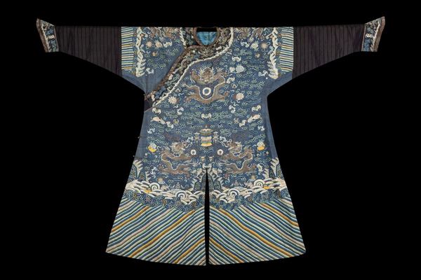 AN IMPERIAL KESI SILK ROBE