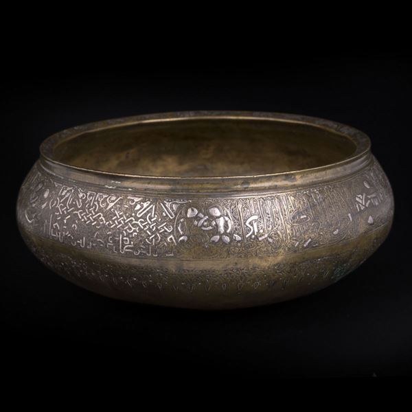  A SILVER-INLAID AND ENGRAVED BRASS BOWL