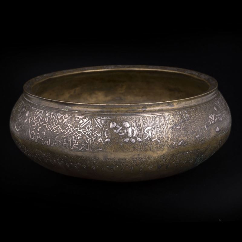 Ciotola in ottone inciso e ageminato in argento, Siria o Iran, XIII - XIV secolo