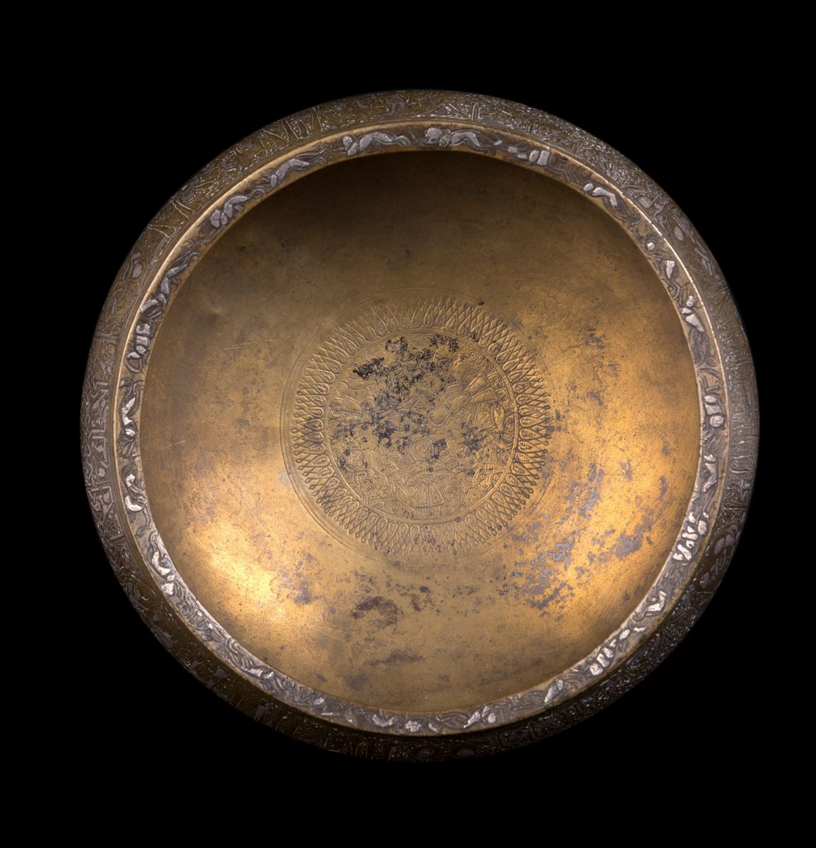 Ciotola in ottone inciso e ageminato in argento, Siria o Iran, XIII - XIV secolo