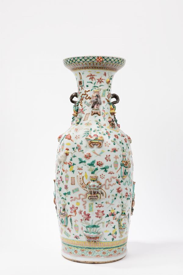 A FAMILLE ROSE PORCELAIN VASE