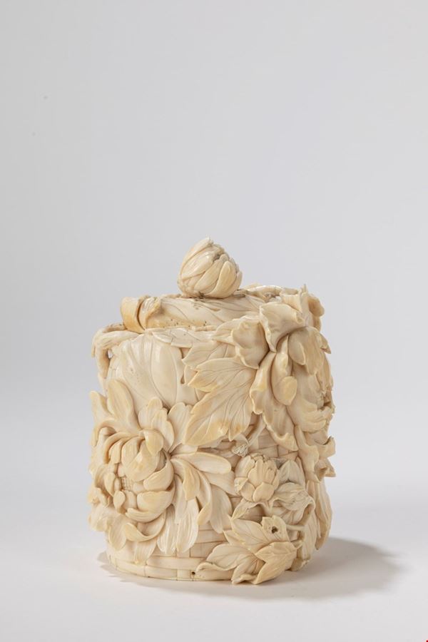 ☼A FINELY CARVED IVORY BOX