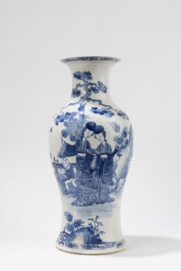 VASO IN PORCELLANA BIANCA E BLU  (Cina, dinastia Qing, fine XIX secolo)  - Asta Fine Asian Art - Marcopolo srl - Marcopolo Asian Art Auction Milano