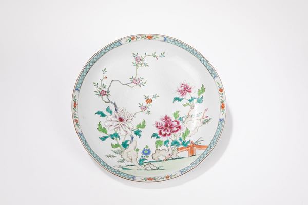 A FAMILLE ROSE PLATE