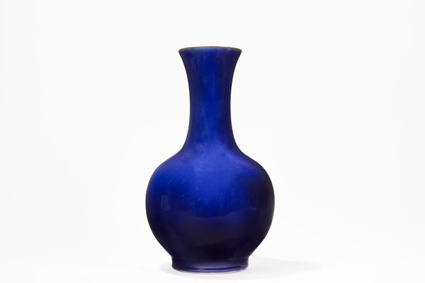 A BOTTLE-SHAPE PORCELAIN VASE
