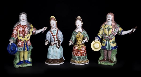  QUATTRO FIGURE DI CORTIGIANI EUROPEI IN PORCELLANA FAMIGLIA VERDE