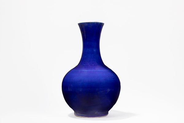 A BOTTLE-SHAPE PORCELAIN VASE