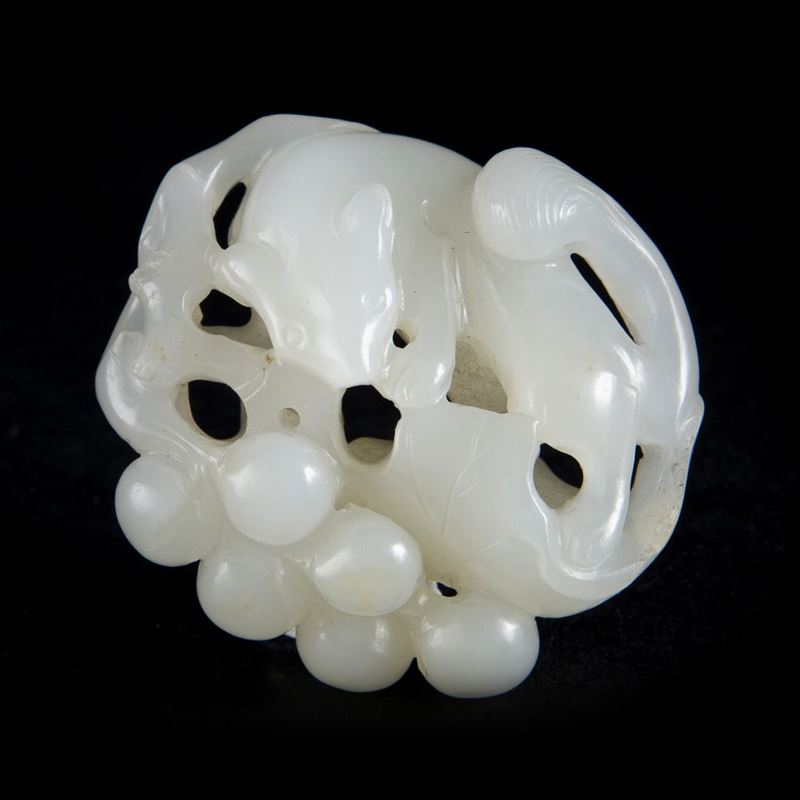 CIONDOLO CON SCOIATTOLO E UVA IN GIADA BIANCA