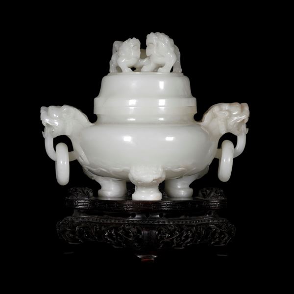 A FINE WHITE JADE TRIPOD CENSER AND COVER