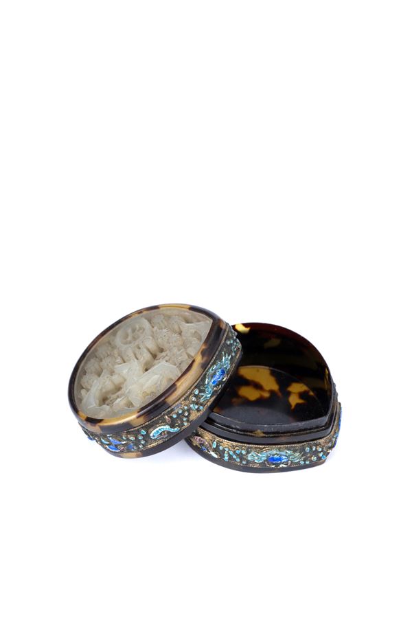 ☼A SMALL JADE ENAMELLED SILVER AND TORTOISESHELL BOX