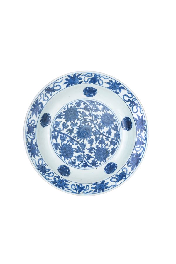 A BLUE AND WHITE PORCELAIN DISH