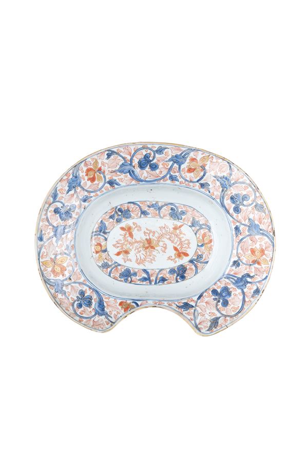 A PORCELAIN IMARI BARBER BOWL