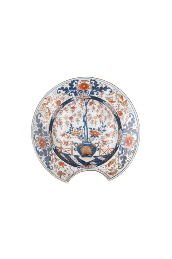 AN IMARI PORCELAIN BARBER BOWL