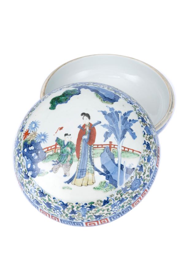 A WUCAI PORCELAIN BOX