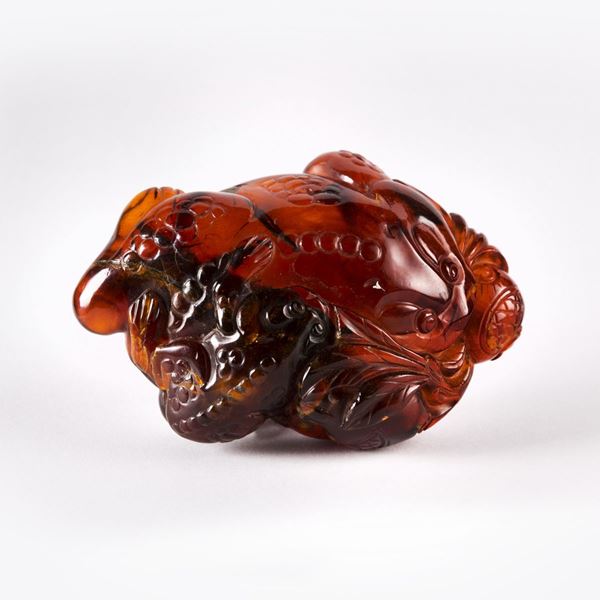 AN AMBER CARVING OF A TOAD