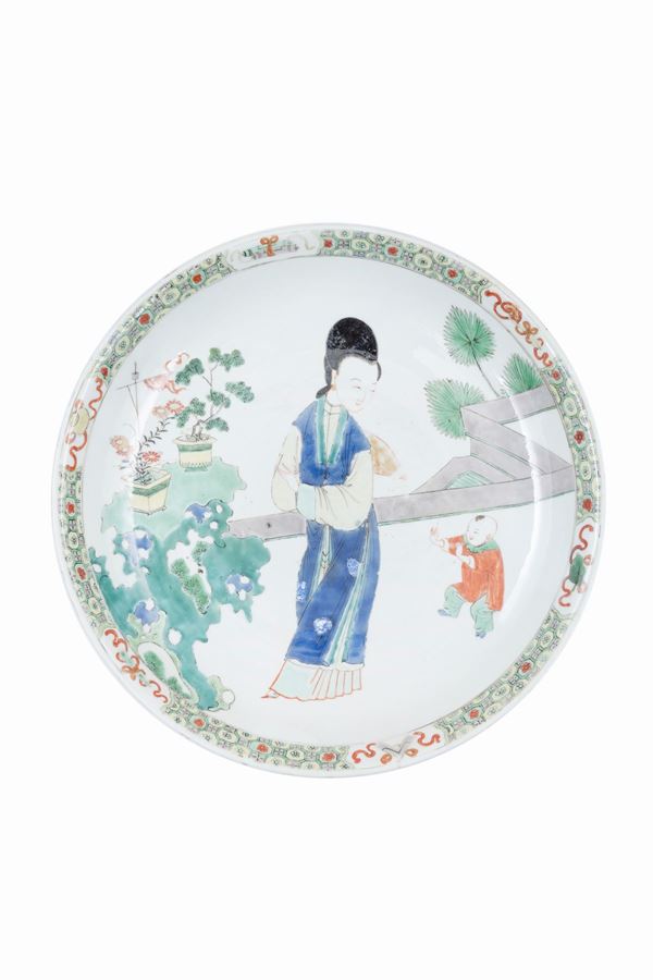 A FAMILLE VERTE PORCELAIN CHARGER