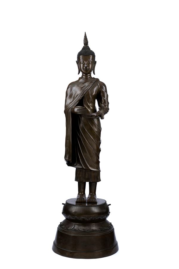 A LARGE BRONZE FIGURE OF BUDDHA