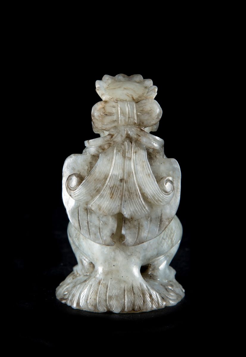 UNA RARA FIGURA DI GARUDA IN GIADA CHIAZZATA