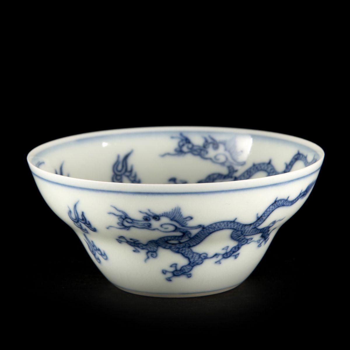 COPPA IN PORCELLANA BIANCA E BLU DI FORMA OGEÉ