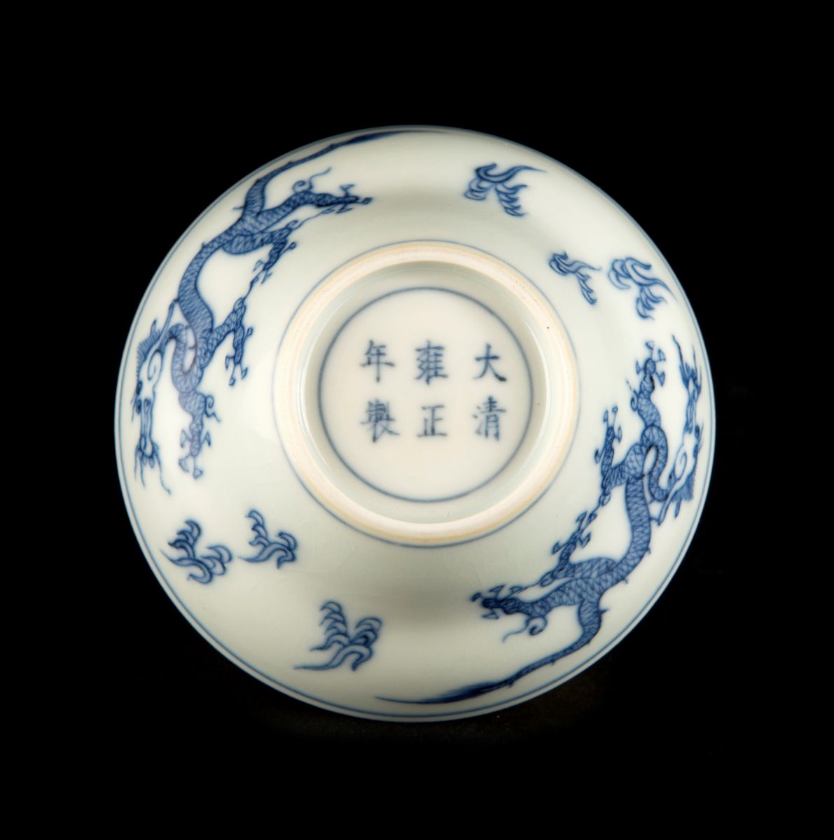 COPPA IN PORCELLANA BIANCA E BLU DI FORMA OGEÉ