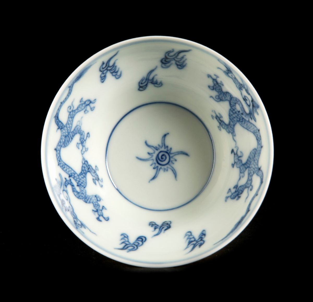 COPPA IN PORCELLANA BIANCA E BLU DI FORMA OGEÉ