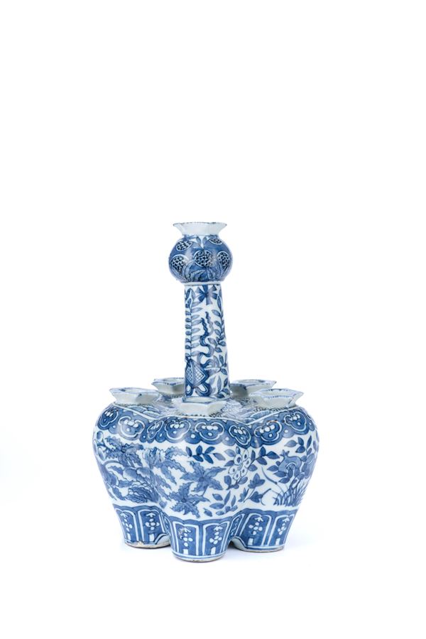 A BLUE AND WHITE PORCELAIN TULIP VASE