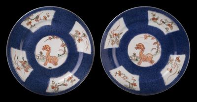 Coppia di piatti in porcellana, Cina, periodo Kangxi (1661-1722), decorati con fondo blu polvere ...
